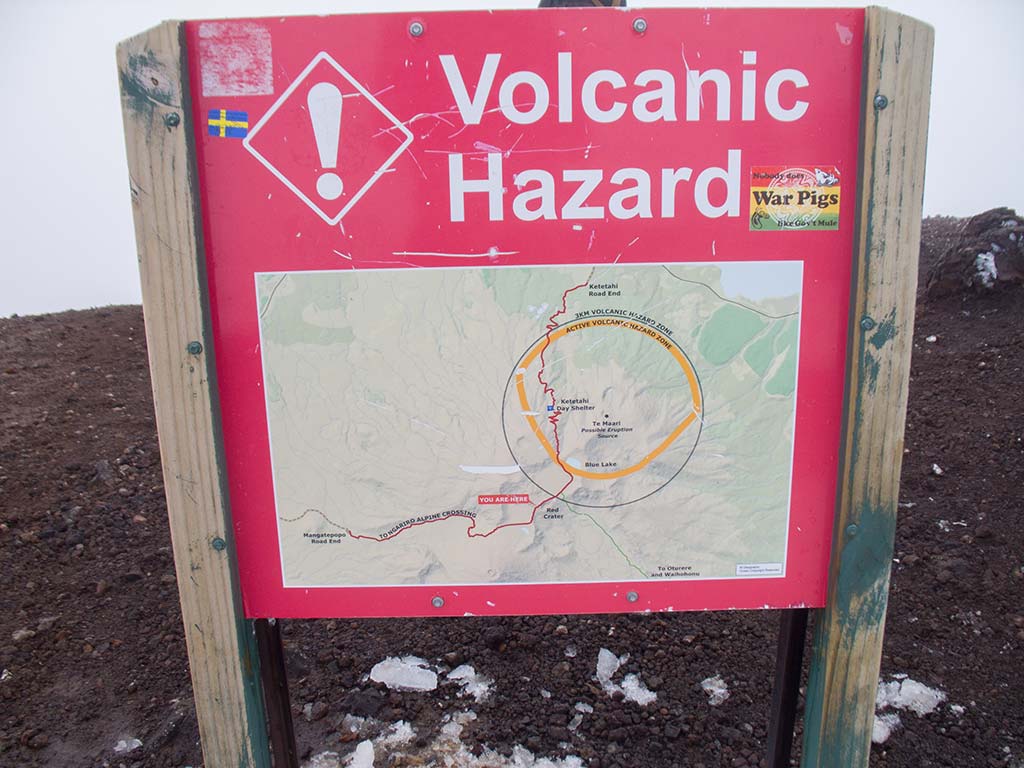Tongariro Alpine Crossing - Panneau Volcanic Hazard